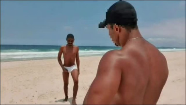 Rabudo foi à praia nudista levar rola e porra na cuceta