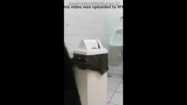 Altas vadiagens entre machos no banheiro público – 16