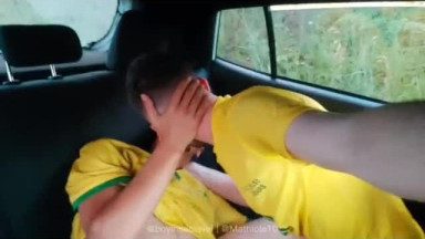 Brasil perdeu mas torcedores nem aí, treparam no carro