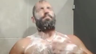 Homem peludo e interessante na ducha